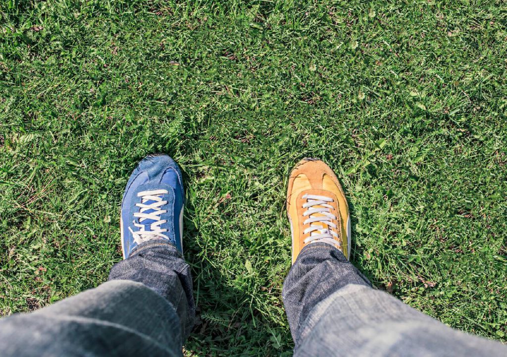 Veränderung - zwei verschiedene Sneakers angezogen